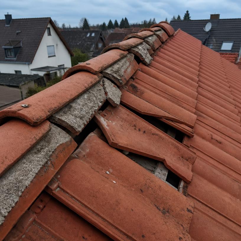 Vom Kunden gesendetes Foto mit gelösten Dachziegeln